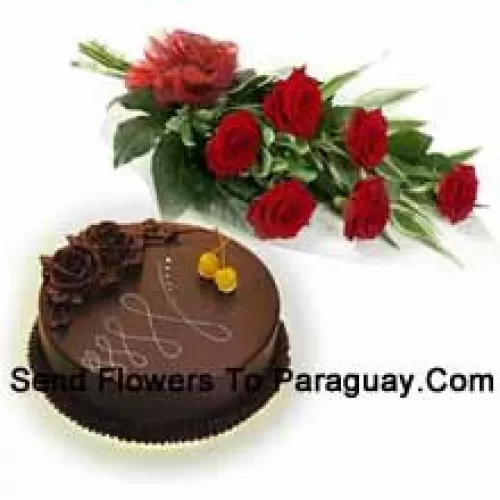 Um belo buquê de 6 rosas vermelhas junto com 1 lb. (1/2 Kg) de bolo de chocolate (Por favor, note que a entrega de bolo está disponível apenas para a região metropolitana de Manila. Quaisquer pedidos de entrega de bolo fora da região metropolitana de Manila serão substituídos por Bolo de Brownie de Chocolate sem creme ou o destinatário receberá um voucher Red Ribbon suficiente para comprar o mesmo bolo)