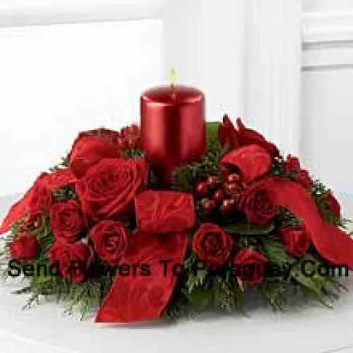 Ein karmesinrotes Display von Weihnachtswärme und -freude. Reichhaltige rote Rosen und Sprayrosen, rote Hypericumbeeren und üppige festliche Grünpflanzen umgeben eine rote metallische Säulenkerze, um ein herzerwärmendes Zentrum zu schaffen. Geschmückt mit hellrotem Band wird dieses Design den Geist der Ferienzeit mit Stil und Anmut zu ihren Versammlungen und Feierlichkeiten bringen. (Bitte beachten Sie, dass wir uns das Recht vorbehalten, jedes Produkt durch ein geeignetes Produkt von gleichwertigem Wert zu ersetzen, falls ein bestimmtes Produkt nicht verfügbar ist)